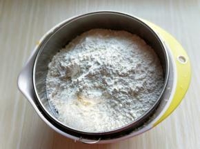 打发的黄油中筛入低筋面粉。