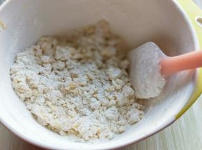 用硅胶铲搅成絮状。