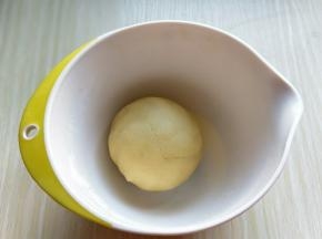 再揉成面团，盖上盖子，松弛15分钟。