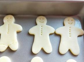 用牙签做出姜饼人的眼睛，嘴巴，还有纽扣。(^_^)