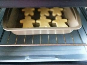 入烤箱中层，175度烤10-12分钟。注意观察颜色。