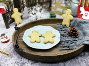 戴上隔热手套取出烤盘，小心取下姜饼人，放烤网上晾凉。