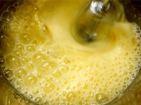 打蛋器高速打发（我没有隔热水，这样打发出来比较稳定）