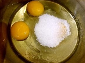鸡蛋打入无水无油的盆里，一次性加入白糖