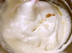 加入玉米油从下往上翻拌均匀（记得一定不可画圈搅拌哦）