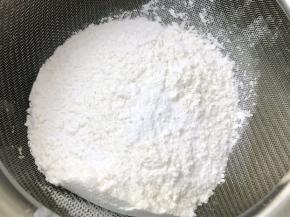 筛入低粉和泡打粉的混合