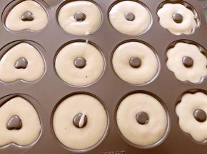 挤入学厨12连甜甜圈模具里