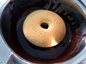 放入甜甜圈蛋糕沾上巧克力，再进行装饰即可