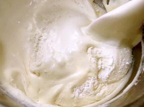 从下往上翻拌均匀