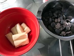 黑白巧克力准备好