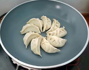 把饺子放入锅中