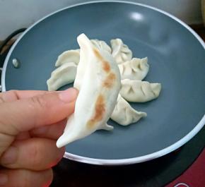小火加热至饺子底部微黄