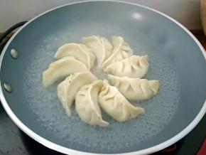 加入没过食材一半的热水。