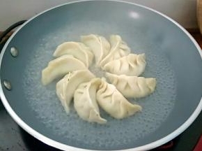 加入没过食材一半的热水。