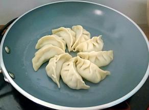 盖上盖子闷煮个五六分钟，至水份干。