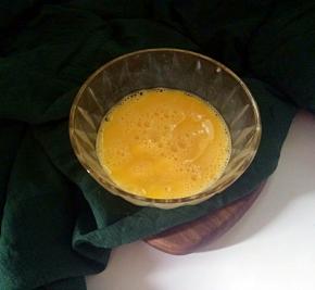 再把鸡蛋加盐打匀