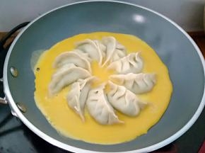 倒入饺子的锅中