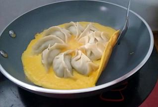 小火煎至鸡蛋凝固。