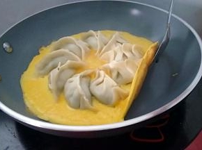 小火煎至鸡蛋凝固。