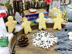 姜饼人，装饰上圣诞的物件。