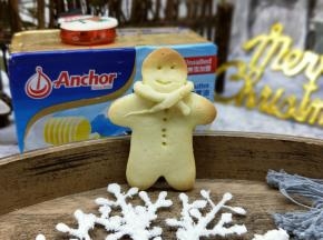 还有一个姜饼人戴上围巾哈