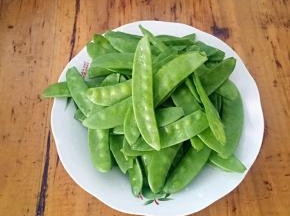 荷兰豆洗净，去筋。