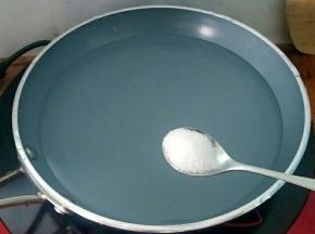 锅里做水，加入盐烧开。