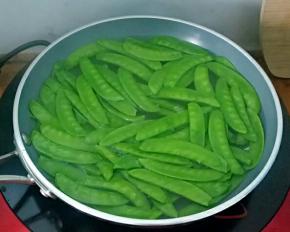 下荷兰豆焯水至颜色变深，捞出备用。