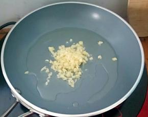 热锅凉油，下2/3的蒜。