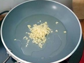 热锅凉油，下2/3的蒜。