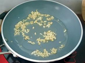 小火煸至金黄