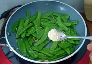 加入美极鲜鸡粉炒匀