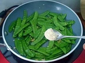 加入美极鲜鸡粉炒匀