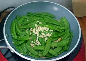 再加入剩余的蒜翻炒均匀即可。