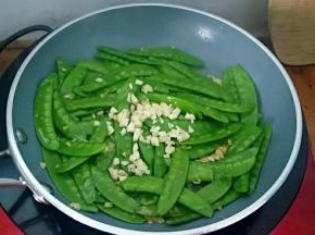 再加入剩余的蒜翻炒均匀即可。