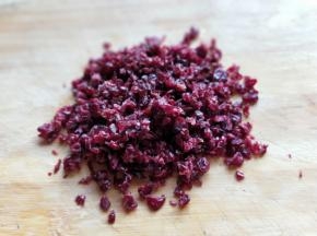 蔓越莓干洗干净切碎。