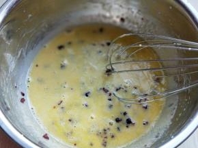 家庭蛋液中，用手动打蛋器打均匀。