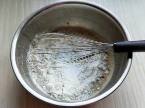筛入低筋面粉，用手动打蛋器拌均匀，看不到面粉为止(拌的时候使用手动打蛋器呈Z字形状来回搅动，不要转圈搅拌，以免起筋。)