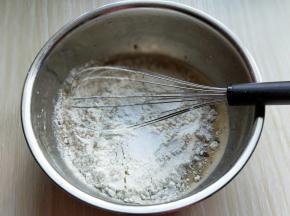 筛入低筋面粉，用手动打蛋器拌均匀，看不到面粉为止(拌的时候使用手动打蛋器呈Z字形状来回搅动，不要转圈搅拌，以免起筋。)