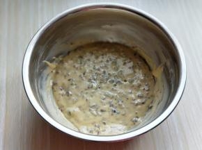 这样蔓越莓蛋黄糊就做好了，放在旁边备用。(面糊提起打蛋器轻松顺滑的低落下去，且无干粉。)