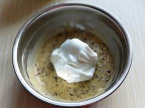 用硅胶刀取三分之的蛋白放入蛋黄糊容易中，翻拌均匀(切记手法，不要划算搅拌，以免消泡) 从底下往上翻拌，手法要轻轻的。