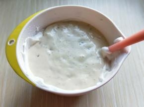 最后将蛋黄糊倒入蛋白霜的容器中，继续翻拌的手法，直至看不到蛋白霜即可。