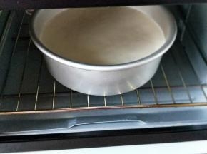 烤箱150度预热5分钟，放入烤箱底层的烤网上，上下火150度烤35分钟(具体时间及温度，根据自家烤箱性能另定。)