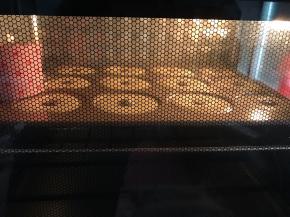 放入预热好的烤箱中层上下火165度烤20分钟