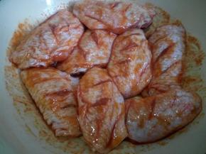 把鸡翅放入盆中，撒上适量的调料。并抓揉3分钟，以方便入味。放入冰箱冷藏至少三小时以上。我是第二天早上拿出来烤的，味道更浓。