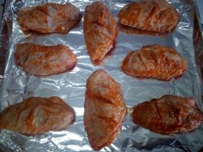 烤箱180度预热十分钟。烤盘铺好锡纸，将鸡翅正面朝上，码放在烤盘中，并刷上蜂蜜水。入烤箱，180度下层烤制15分钟。