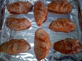 烤箱180度预热十分钟。烤盘铺好锡纸，将鸡翅正面朝上，码放在烤盘中，并刷上蜂蜜水。入烤箱，180度下层烤制15分钟。