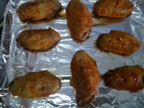 取出烤盘在另一面刷上蜂蜜水。放入烤箱180度中层烤制10分钟取出。