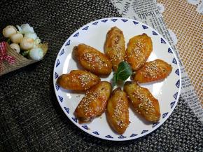 烤好后装盘，撒上白芝麻。一道美味多汁的蜜汁鸡翅就烤好了。