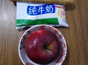 1、原料：花牛苹果、铁杆山药、纯牛奶。